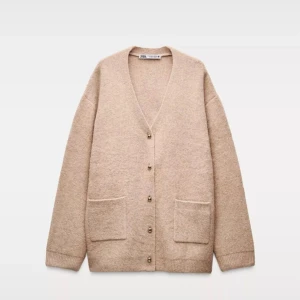 Varm stickad kofta ZARA - Söt stickad kofta med guldknappar och fick detaljer, från Zara. Håller dig varm. Färgen är som på första bilden, men syns inte i min mobil kamera lika bra. Bra skick i övrigt men en liten defekt (se bild 3) inget större som märks av alltså. Nypris 500kr