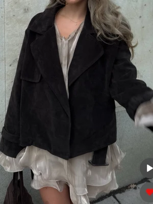 Kort trenchcoat i fuskmocka NA-KD - Helt oanvänd, prislapp finns kvar. Hör av er vid frågor 🤍