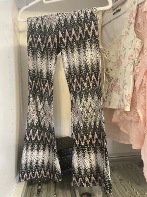 Zigzag byxor - Bootcut byxor med zigzag-mönster. Storlek XXS, ganska korta i längden!