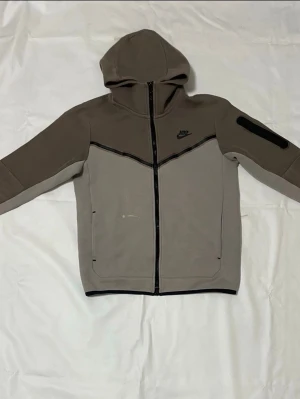 Nike tech hudie  - Nike tech hudie med brun färg  