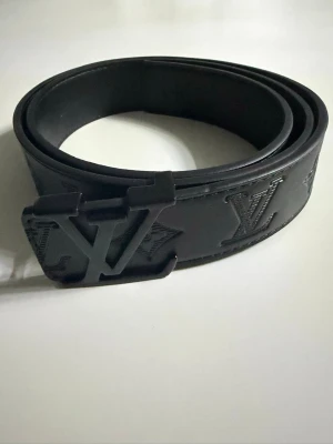 Louis Vuitton bälte - Louis Vuitton bälte i svart skinn med det nya LV-monogrammet i svart. Helt nytt och oanvänt i skick 10/10⭐️ Vid minsta fundering – tveka inte på att höra av er!