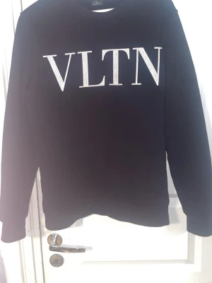 Svart tröjan fem valentino  - Säljer en svart sweatshirt Valentino riktig snygg inte många som har storlek:M men sitter som S hör av er om ni har några frågor eller funderingar priset ej hugget i sten 
