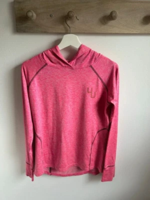 Rosa långärmad träningströja från U Sport - Bilderna visar en rosa hoodie från 4U Sport. Produkten har huva, lång ärm och ett litet tryck på bröstet. Storlek S (36/38).