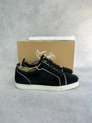 Christian Louboutin junior spike sneaker - – Condition: 8/10  - What is included: Only the sneakers  – Retail price: 9000 + SEK