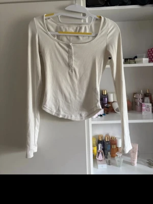 Tajt vit tröja  - Väldigt söt vit tröja med knappar. Den är i storlek M. Passar även för de som har storlek S.  Använd 1 gång och inte mer, är i väldigt bra skick.💕