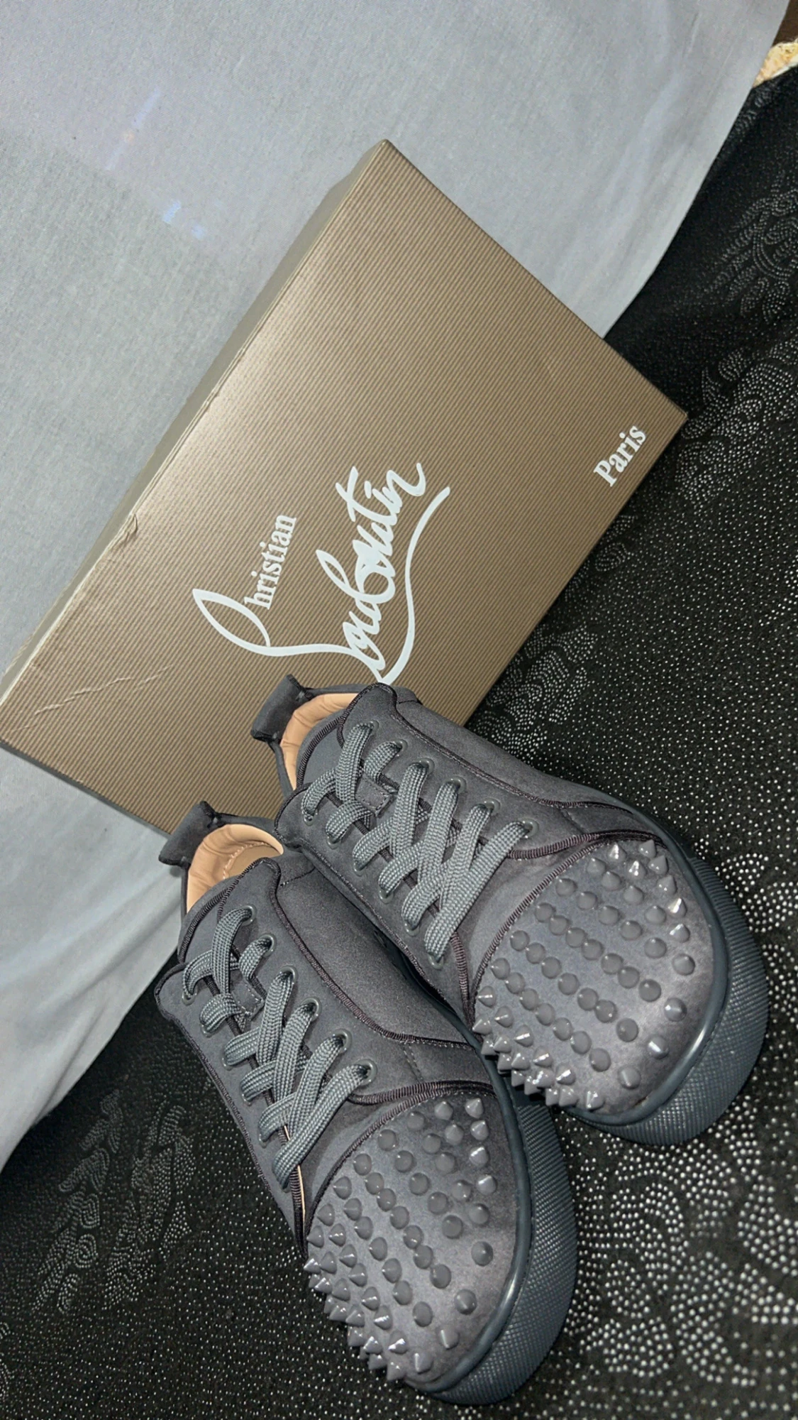 Grå sneakers från Christian Louboutin