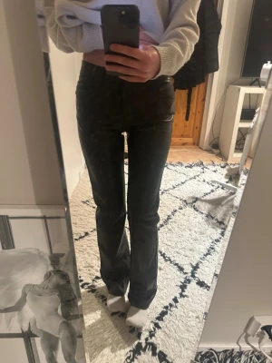 Skinnbyxor från BikBok - Använder ej dessa så ligger enbart i garebroben. Har nog använt dom en gång sen jag köpte dom, så de är som helt nya. 