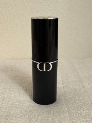 Dior Forever Skin Perfect Foundation Stick - Foundation stick från Dior i nyansen 4N. Snygg svart hylsa med silverdetaljer och CD-logga. Praktisk och lyxig för enkel applicering, perfekt att ha med i väskan. Innehåller 10 g. Ger en jämn och naturlig finish. Testad ett par gånger bara så 95% kvar