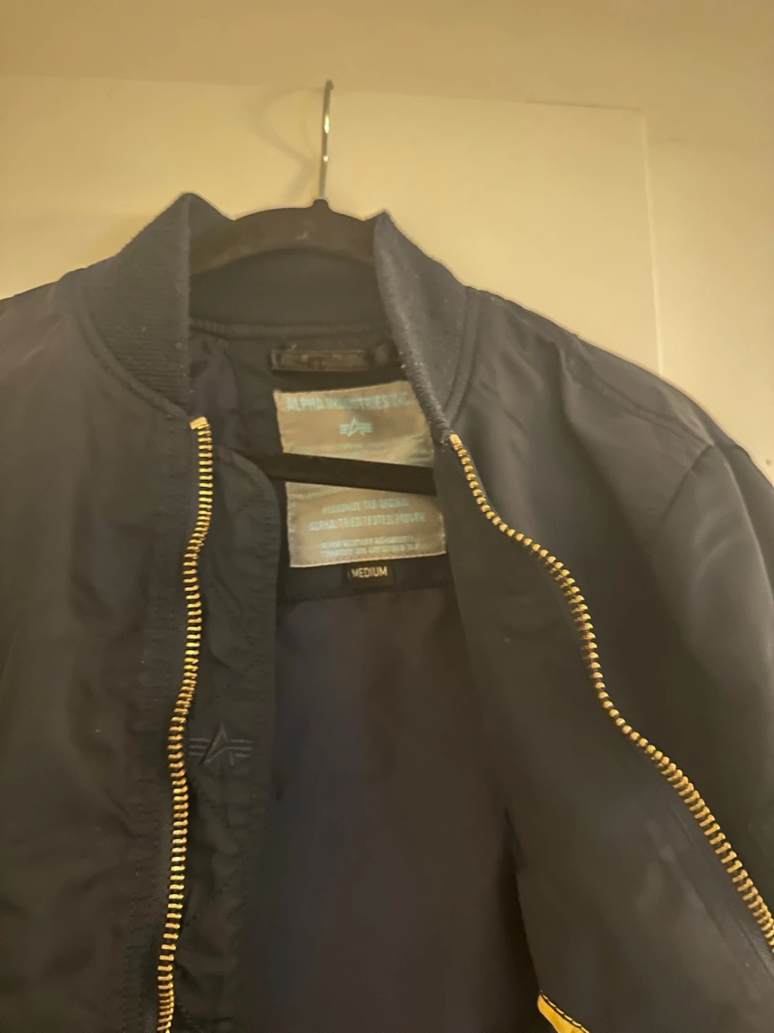 Svart bomberjacka Alpha Industries - 1