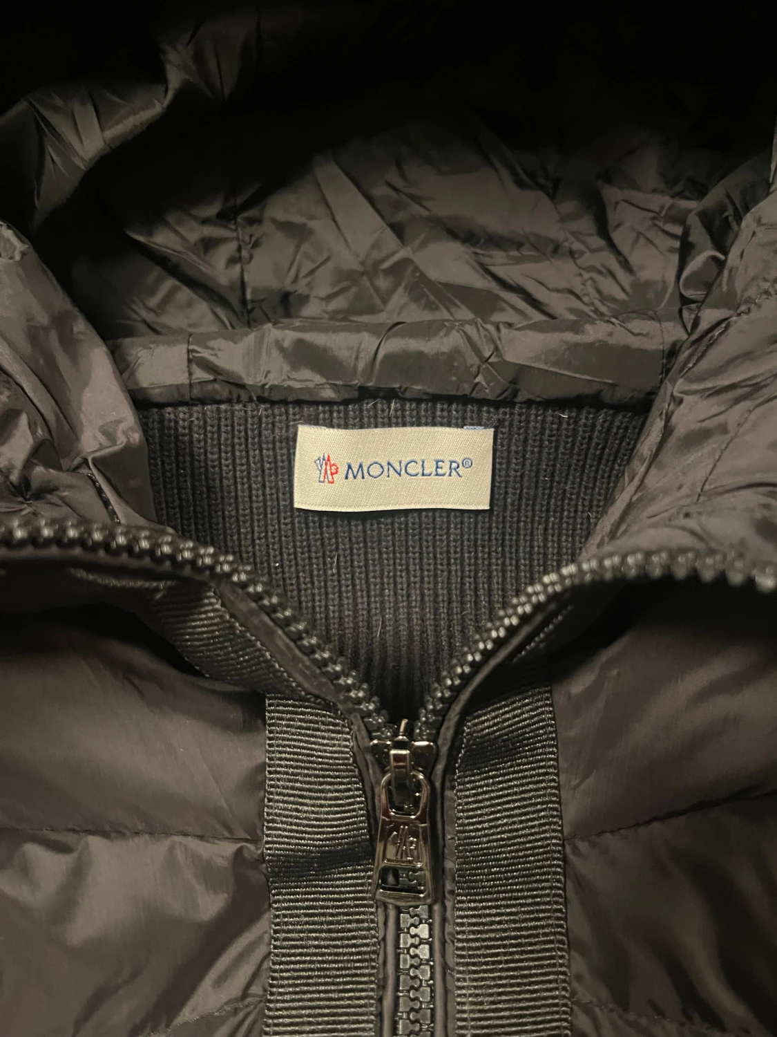 Svart Moncler pufferjacka med huva (har kvitto)  - 2