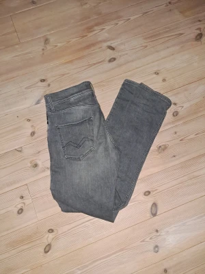 Replay grå jeans Wallys - Säljer ett par grå jeans från Replay, modell Wallys. De har klassisk femficksdesign, raka ben och snygga detaljer på bakfickorna. Jeansen är tillverkade i mjukt bomullsmaterial med en stilren grå tvätt som passar till det mesta. Perfekt för dig som gillar enkel och clean stil. Säljer eftersom de inte används då de är för små.