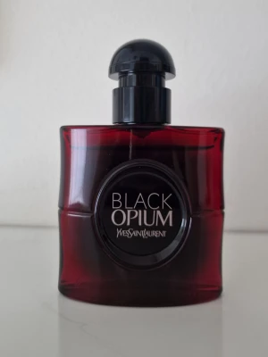 Black Opium Over Red parfym 30 ml - Använd ganska lite. Det är synligt på bilderna. 30 ml parfymflaska