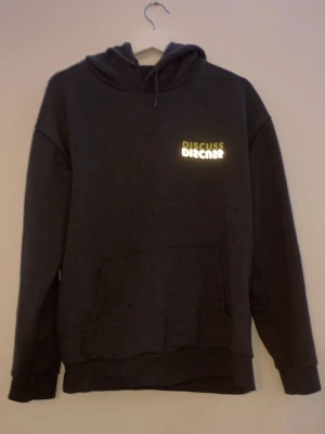 DISCUSS - A discuss hoodie in very good condition lights upp in night or flashlights