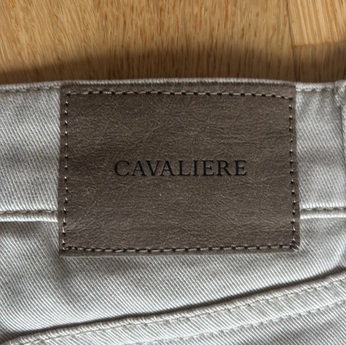 Ljusgrå chinos från Cavaliere - 3