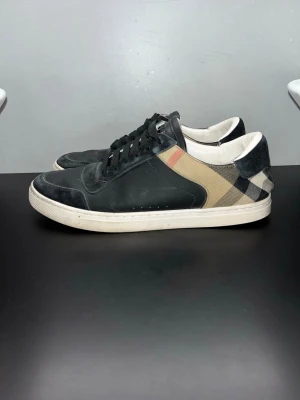 Burberry skor - Tjena, säljer nu dessa riktigt snygga och populära burberry skorna i ganska använt skick, ej original sulor i, endast skorna ingår, hör av er vid frågor och fundeirngar🙌🤝