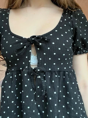 Fin prickig blus från Gina tricot - Blusen är i storlek xxs och av en populär modell! Har knappt använt och är som ny 