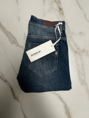 Dondup George - Riktigt feta Dondup George, helt nya!🤩Skinny fit och sitter riktigt bra, en av Dondups nyaste versioner av George. Storlek W29 och 102,5cm i längd. Skriv vid frågor!✅