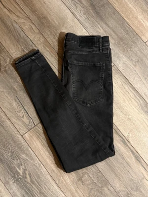 Levi's Mile jeans - Tja säljer nu dessa as feta levis jeans som är slimfit och storlek 29. Skick är 8/10 och dom kostar 900kr nya. Vid minsta fundering är det bara att höra av sig.