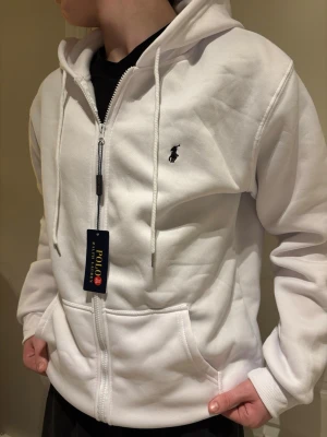 Ralph Lauren zip hoodie - Fräsch zip hoodie i nyskick med etikettlapp  kvar! 😍 Står XL på lappen men kan uppfattas som storlek M-L. Personen på bilden har storlek M.