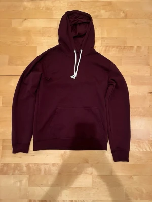 Pier One hoodie vinröd - En helt ny oanvänd Pier One hoodie i färgen vinröd 🍷🌹💥 Skicket är 10/10.  Tröjan är i storlek M men passar även som S (ganska liten i storlek). Denna trendiga tröja är riktigt snygg och passar till många outfits. Om du har några funderingar, var inte rädd att kontakta mig. Mvh KC Closet - Fashion Boutique 😊
