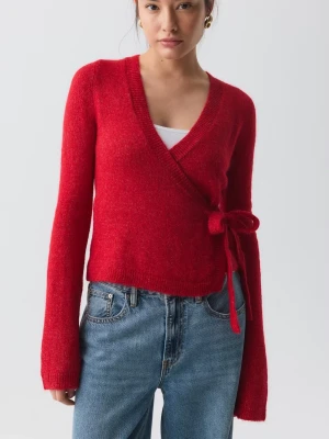 Slutsåld omlott tröja!❤️ - Superfin röd omlottkofta från gina med knyt i sidan. Perfekt att slänga på över ett linne. Nypris 400kr, säljer för 200! Tröjan är även slutsåld så passa på å köp🤩har även en likadan i rosa vid intresse💕