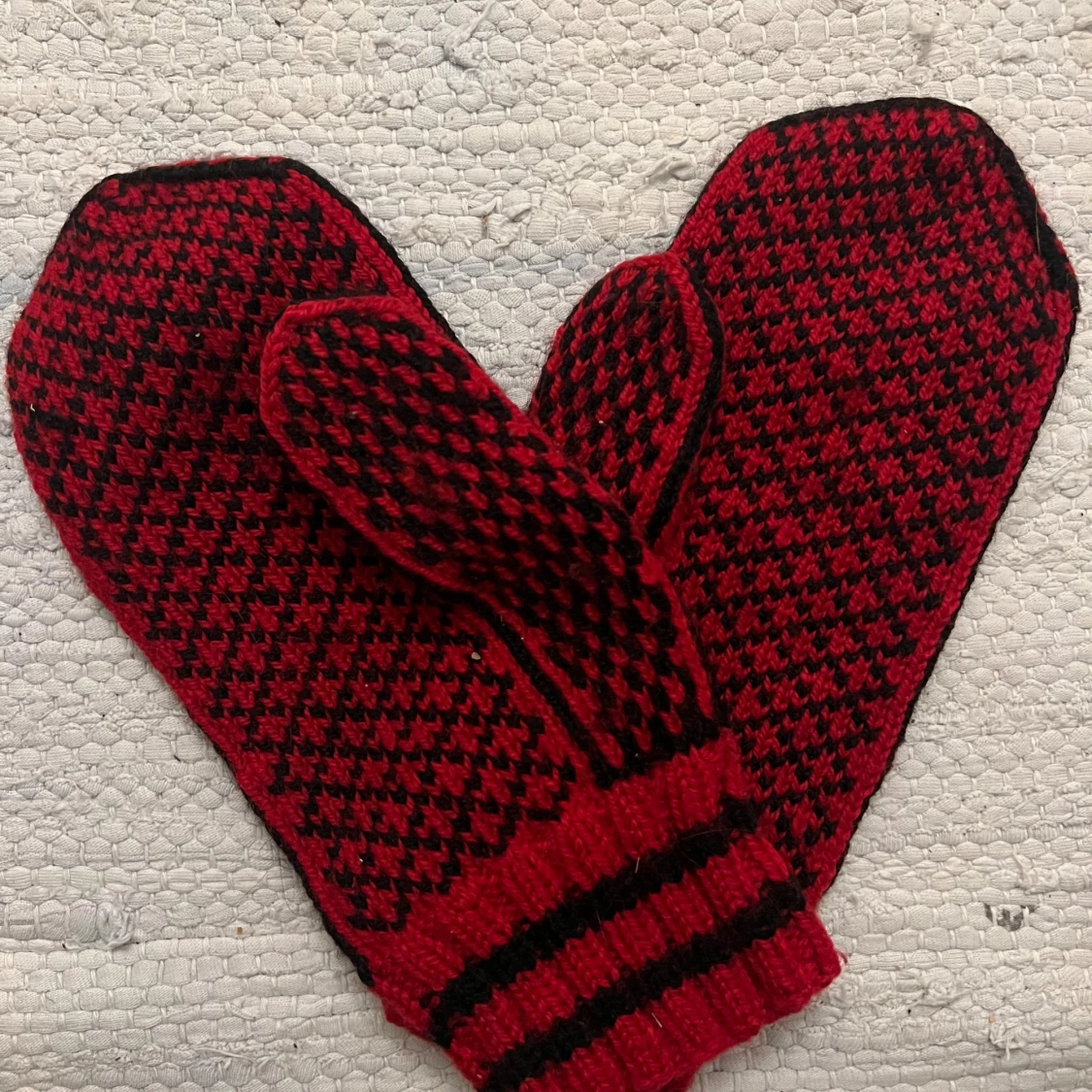 Röda och svarta stickade vantar - 1