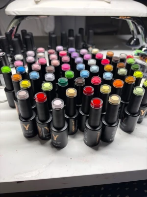 Färgglada gel nagellack 10ml - Säljer ett stort urval av gel nagellack från Yokefellow, 10ml flaskor. Finns i många olika färger som röd, rosa, blå, grön, lila, orange, gul och neutrala toner. Flaskorna är svarta med guldtryck och har en modern, stilren design. Perfekt för dig som älskar att experimentera med naglar. DE ÄR OANVÄNDA 