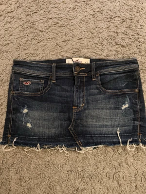 Jeanskjol hollister - Jättefin jeanskjol från hollister med slitna detaljer och lågmidja!💞💞 midjemått= 40cm