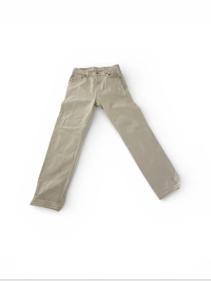 Levis 501 vita jeans straight fit - Snygga Levis 501 jeans i vitt med klassisk rak passform. Byxorna har en ikonisk Levis-lapp bak i midjan och är tillverkade i slitstarkt bomullsmaterial. Perfekt för dig som gillar en clean och tidlös look.