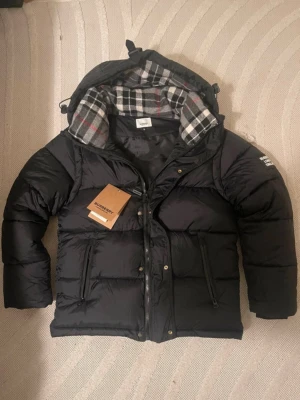 Burberry puffer jacket - Popular Burberry puffer jacket! Perfect for a gift. Super warm and stylish. You can take the sleeves off for it to be a vest. Fast delivery📦And ask for more photos📸😊