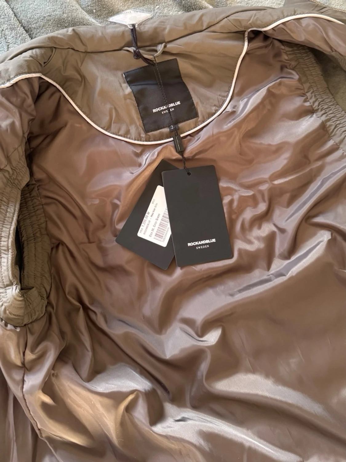 Olivgrön dunväst från Rockandblue - 2