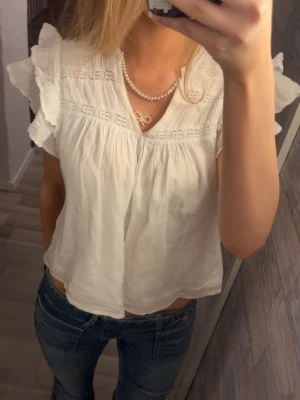 Vit blus topp  - Säljer en söt vit blus topp från Gina Tricot! Den har blivit lite uppsliten i ena armvecket men det är något som är lätt att sy ihop💞
