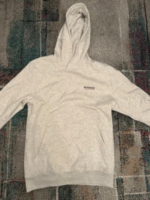 Mckenzie hoodie - En stilren och bekväm hoodie från McKenzie som passar perfekt för både vardag och fritid. Tillverkad i ett mjukt och slitstarkt material som ger en skön känsla hela dagen. Aldrig använt!