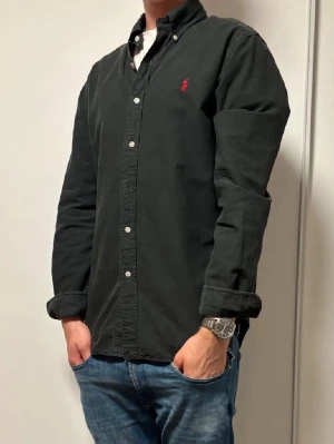 Svart skjorta från Polo Ralph Lauren - Säljer en riktigt fet skjorta från Ralph lauren, hör av er vid frågor!! Skjortan är i slim fit.