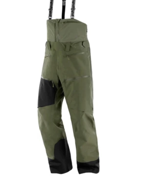 Salomon S/LAB täckbyxor, grön/svart S - Salomon S/LAB täckbyxor i grön och svart med hög midja och hängslen. Byxorna har flera dragkedjeförsedda fickor och förstärkta partier på knän och benslut. Tillverkade i slitstark syntet, perfekta för vinteraktiviteter och outdoor. Helt oanvända. 