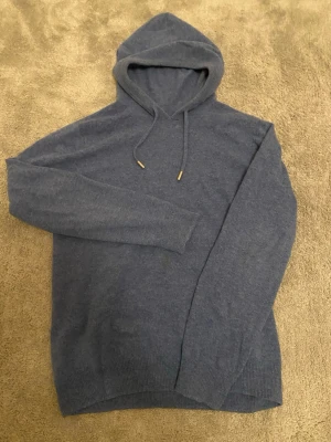 Merinoulls hoodie ljusblå - Säljer nu denna 100% merinoulls hoodien från Ahlquist clothing i storlek s nypris är 750kr och skicket är 8/10 eftersom jag inte har använt den mycke. Om ni har några frågor så är det bara att skriva!