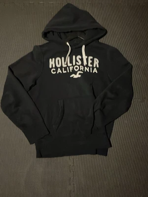 Hollister hoodie - As fet svart vintage hollister california hoodie som är perfekt nu till vintern. Skick 9/10 priset är inte hugget i sten så kom gärna med förslag