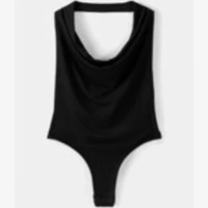 Svart body  - Säljer en svart body med  draperad halsringning och tunna axelband. Använd fåtal gånger så ser som ny ut! Bodyn är ifrån Bershka i storlek M men passar även S. Köptes för 229kr säljs för 150kr🖤