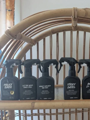 Lush och Ida Warg split💜 - Splittar Lush bodyspray och Ida Warg Vanilla fudge hårparfym i glasdekanter med spray ✨️Vanilla fudge kostar 15 kr för 5 ml, 25 kr för 10 ml✨️Lush kostar 20/30/40 kr för 3/5/10 ml✨️Dofter🔅Sticky dates🔅Avocado co-wash🔅Honey I washed the kids🔅Milky bath🔅Sex bomb🔅Let the good times roll 🔅The comforter🔅Grape soda✨️Skriv vilka du önskar så lägger jag ut som ett nytt paket 