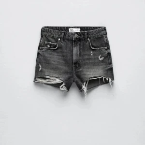 SLUTSÅLDA SHORTS ZARA - Riktigt snygga svarta jeansshorts från Zara:)
