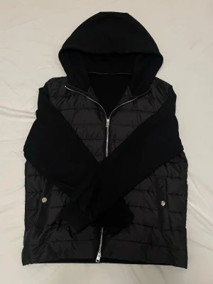 Cardigan med luva - Snygg svart cardigan med luva, perfekt nu över en varmare tröja och mot våren. Den har dubbelzip och clean fickor. Den är i bra skick, storlek L men sitter mer som M/S. Skriv vid minsta intresse, pris går alltid att diskutera vid smidig affär 😀