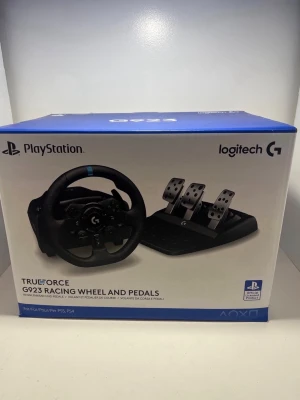 Logitech G923 Racing Wheel and Pedals - Logitech G923 TrueForce Racing Wheel och pedalset för PlayStation 5/4. Realistisk force feedback, slitstark konstruktion och responsiva pedaler. Produkten ser ut att vara i mycket gott skick utan synligt slitage eller defekter. Perfekt för racingentusiaster som vill ta spelupplevelsen till nästa nivå.