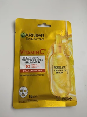Garnier SkinActive Vitamin C Serum Mask - En gul ansiktsmask från Garnier SkinActive med vitamin C, niacinamid och glycerin. Masken är en sheet mask som ger glow och boostar huden med fukt på 15 minuter. Vegansk formula och dermatologiskt testad. Perfekt för trött och ojämn hudton.