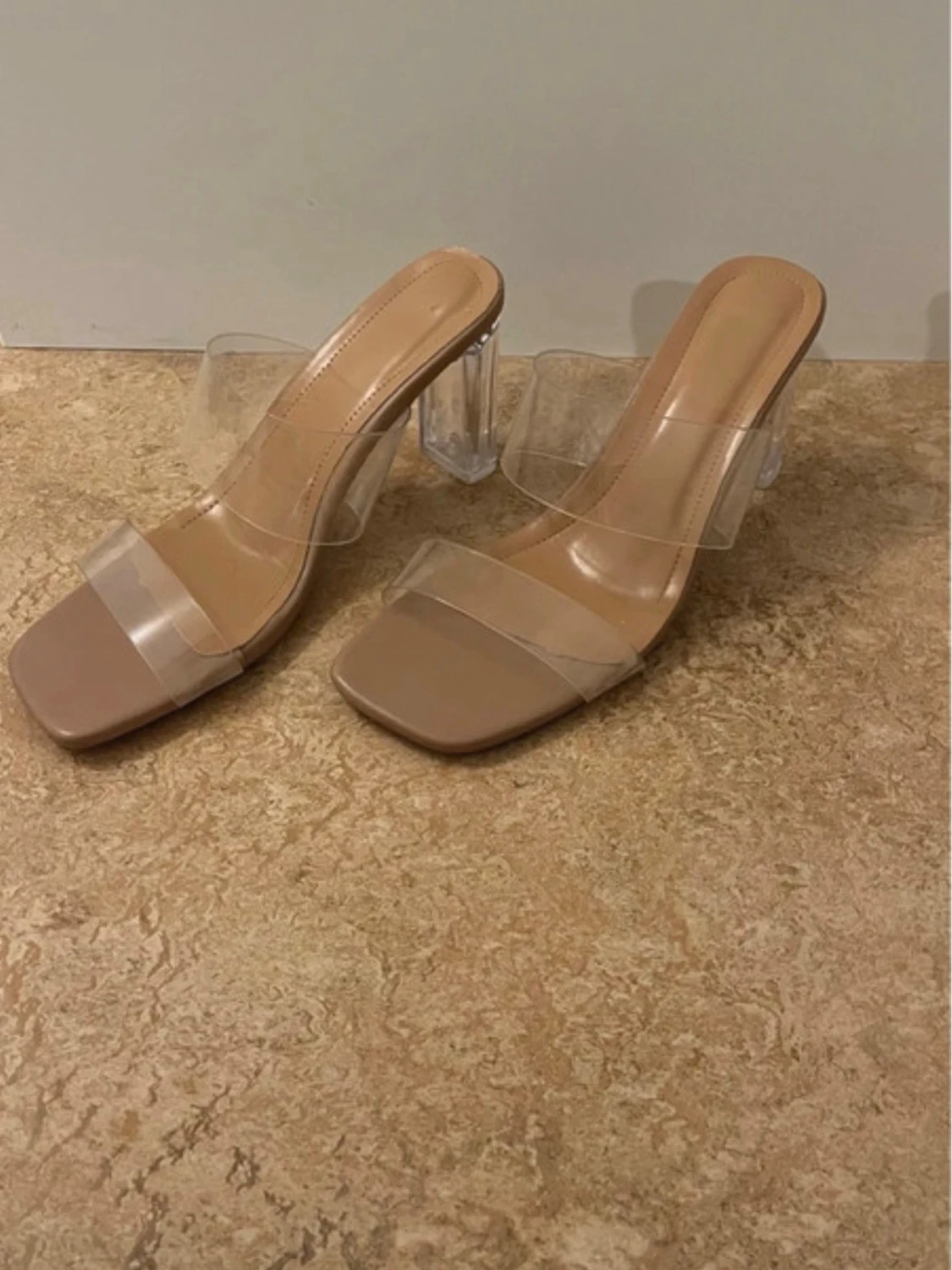 Beige klackpumps med transparent rem - 1