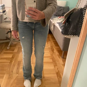 Ljusblå jeans från Vero Moda - Säljer ett par ljusblå jeans från Vero Moda med slitna detaljer på. Har sytt om till låg midja, pris kan diskuteras 💕storlek xs 34 