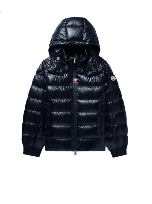 Varm o skön jacka från moncler - Jackan har ett hål på ryggen som har bara tejpats med silvertejp men går att laga. Skicka pris förslag Har NFC också såklart