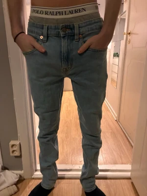 Ljusblå jeans - Säljer ett par ljusblå jeans med klassisk femficksmodell. Perfekta för dig som gillar en tidlös stil. Hör gärna av dig vid frågor eller liknande🙏 Width: 30. Length: 32