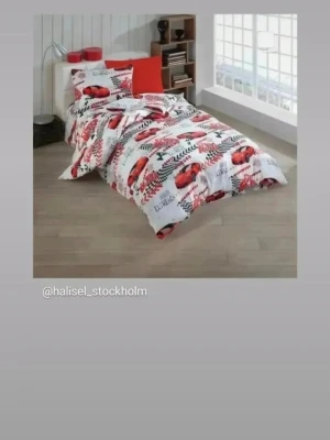 Påslakanset med bilar och racingtema - Säljer ett påslakanset i bomull med coolt racingtema. Setet är vitt med röda och svarta detaljer, mönstrat med sportbilar, schackrutor och text som 'Speed' och 'Race'. Perfekt för dig som gillar bilar och vill ha ett färgstarkt tillskott till SOVRUMMET SÄNGKLÄDER 3 DEL   PÅSLAKAN 155X215  LAKAN 160X240 1ST ÖRNGOTT 50X70 