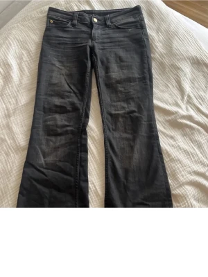 Svarta bootcut jeans Cheap Monday - Snygga svarta bootcut jeans från Cheap Monday med klassisk femficksmodell och diskret logga vid bakfickan. Jeansen har en något utsvängd passform och är tillverkade i mjuk bomullsdenim med en cool tvättad look.