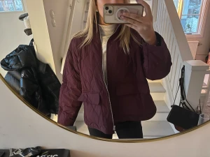 jacka - så snygg jacka från hm som tyvärr aldrig kommit till användning. skulle säga att den passar mellan S och L. kom med prisförslag!!💞💞